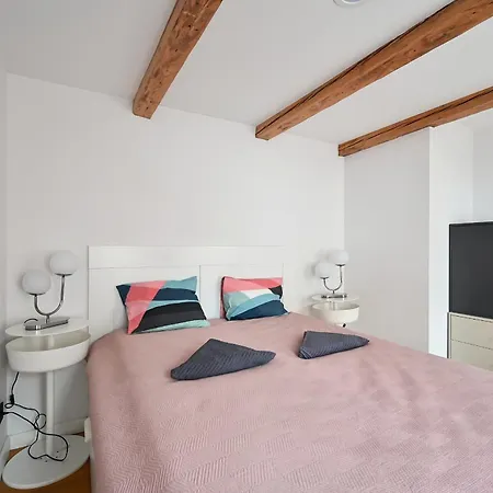 Modern & 2bdrm דירה *